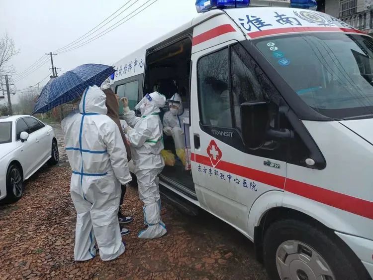  山河有恙，不敵世間溫情——李郢孜醫院抗疫人員冒雨上門采集核酸